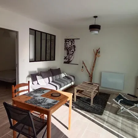 Holiday home Maisonnette Independante